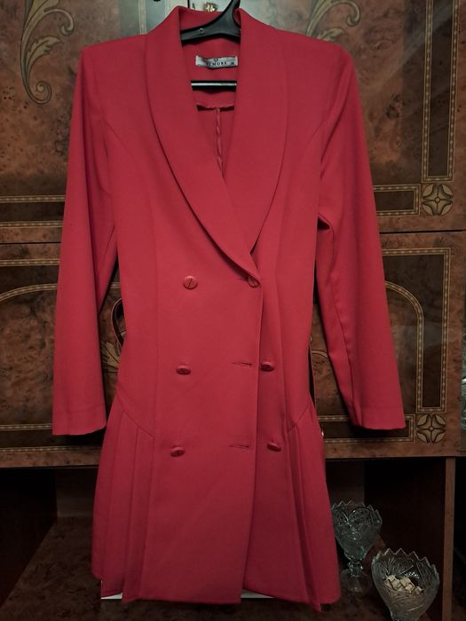 платье-пиджак красного цвета