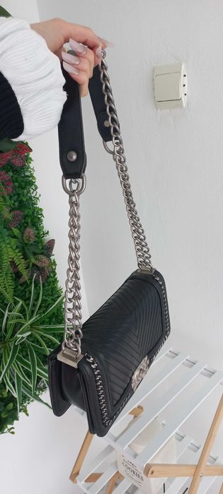 Geanta neagra cu lant argintiu