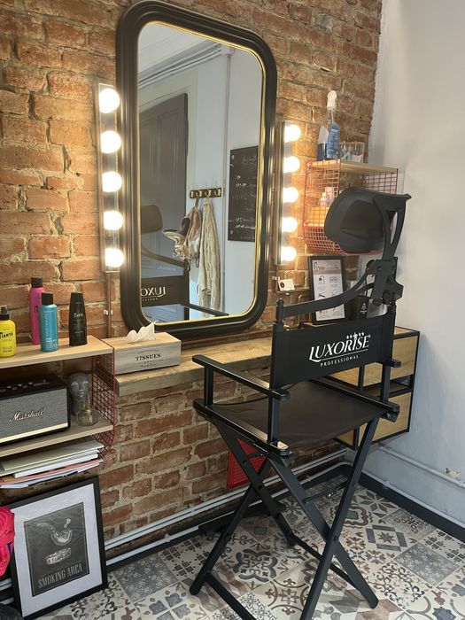 Salon coafura situat in zona centrala!dispune de 3 posturi ,coafura manichiura make up!este complet utilat