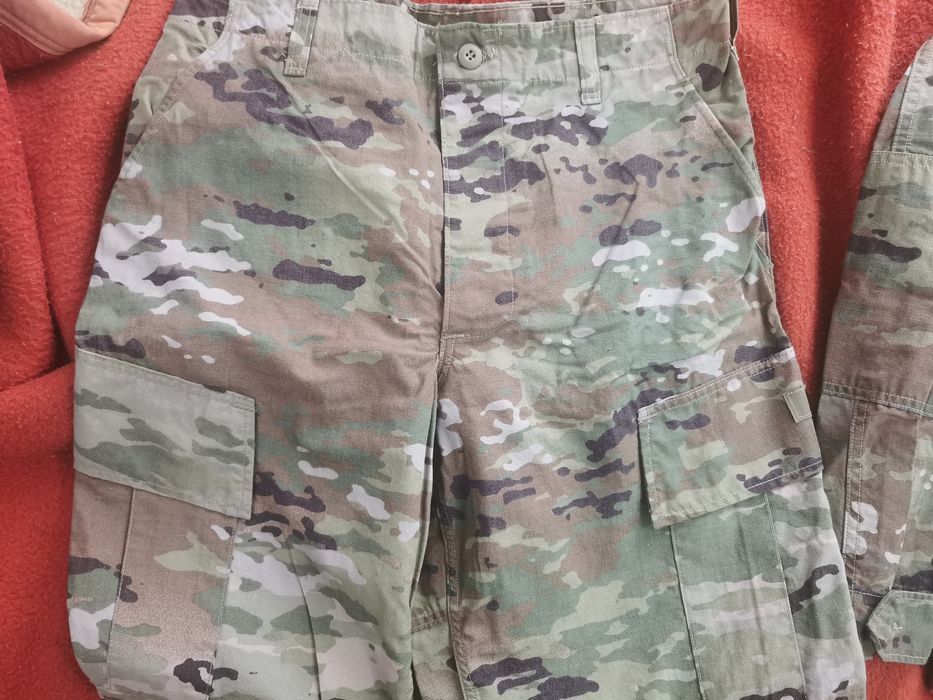 Șapcă și costum camuflaj de vânzare