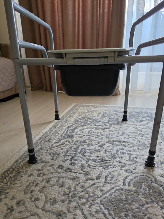 Scaun persoane cu dizabilități și ventuze ajutătoare pentru baie