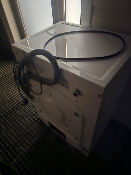 Masina de spalat rufe slim Whirlpool cu tripoda ruptă și curea sărită