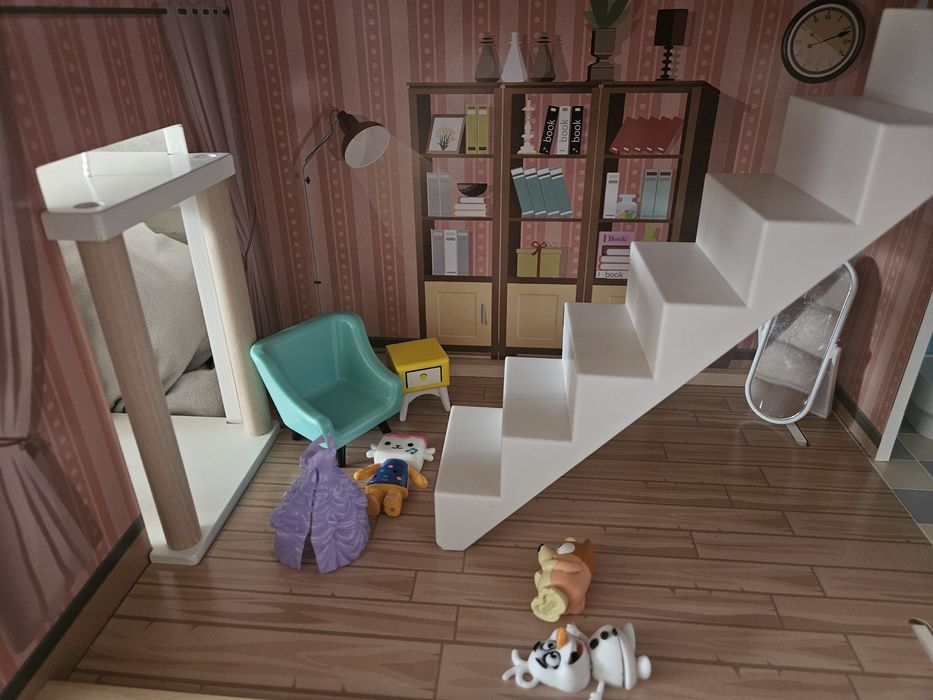 Дървена къща за кукли