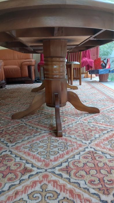 Пролдаю деревянный стол