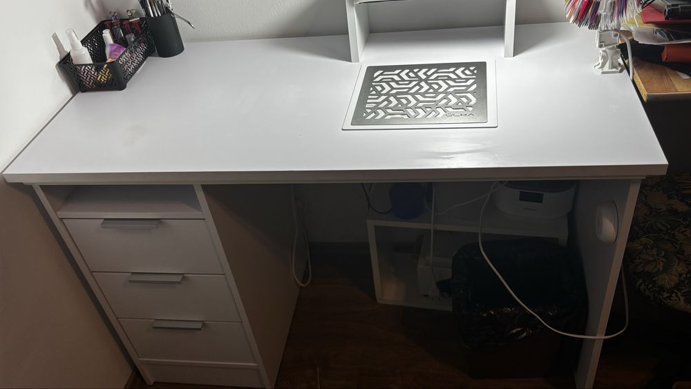 Birou manichiură cu aspirator sau schimb cu acvariu