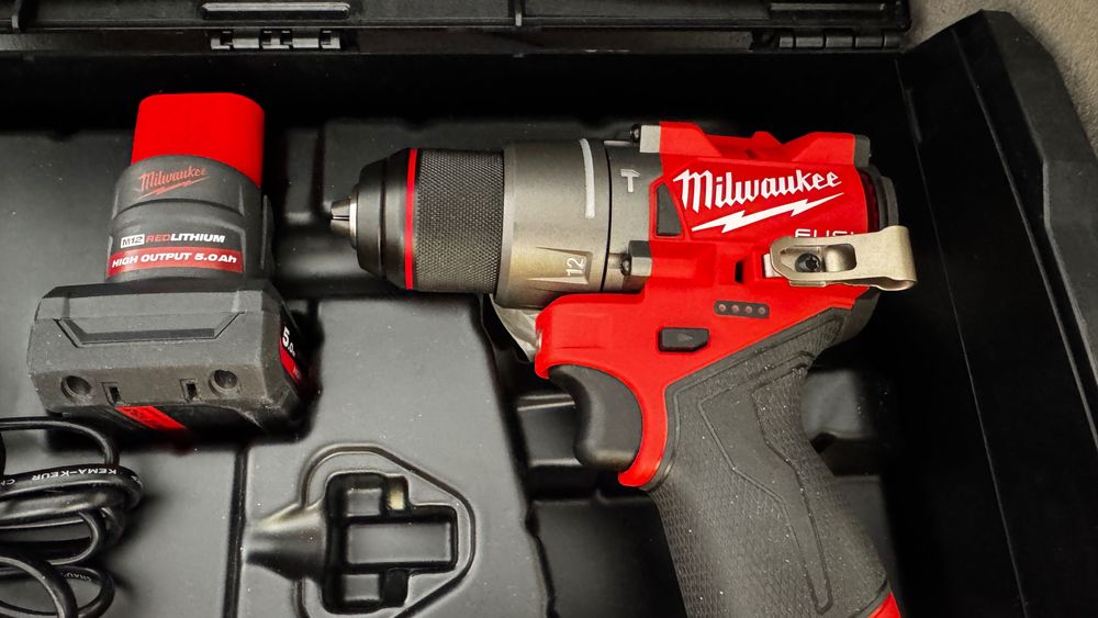 Комплект винтоверт,гайковерт и фенер Milwaukee M12