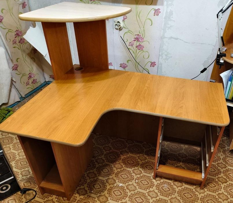 Продам шкаф и стол.