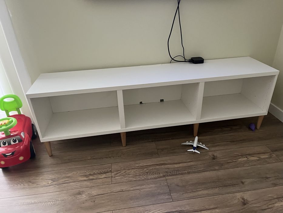 Comoda Ikea cu picioare de lemn incluse