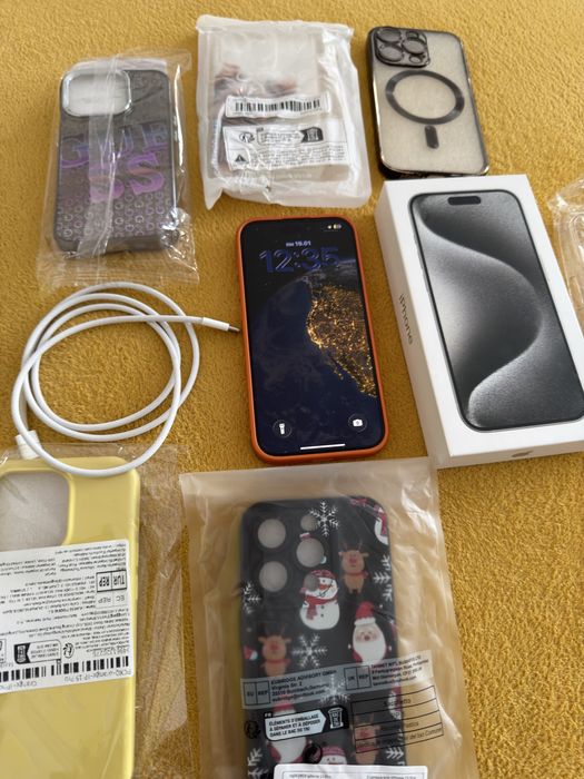 Iphone 15 pro с подарък кейсове нови