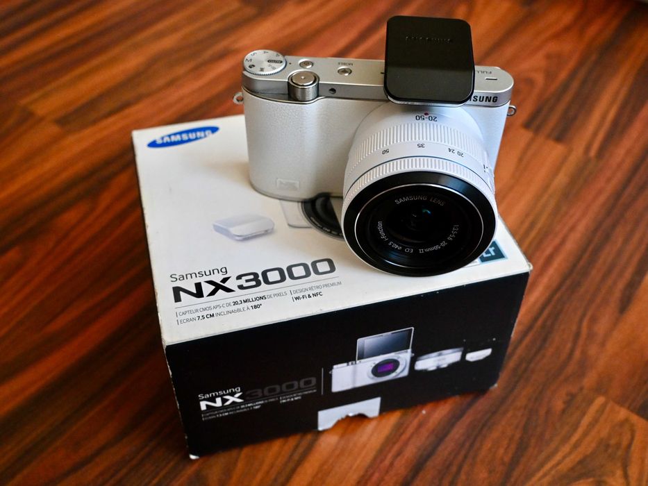 Camera foto mirrorless Samsung NX3000 alb cu obiectiv NX 20-50 II ED