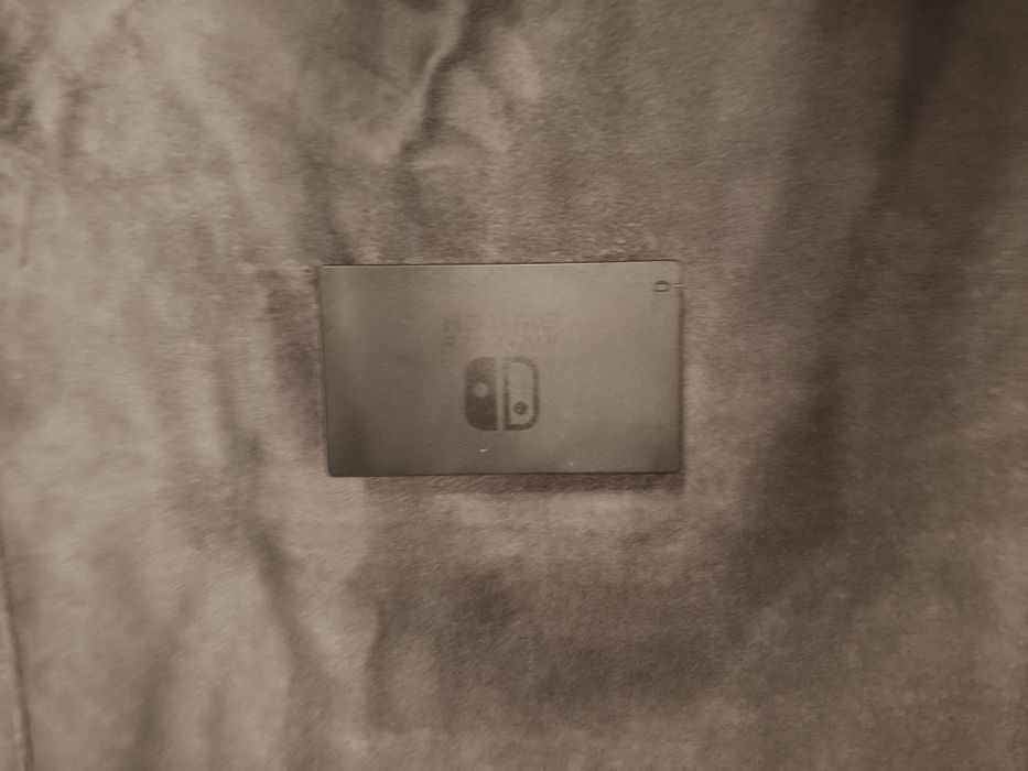 Nintendo Switch + Joy-Con roșu funcțional / Joy-Con albastru defect