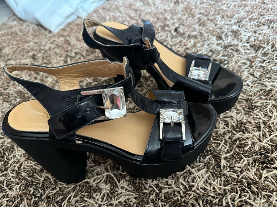 Босоножки на каблуке