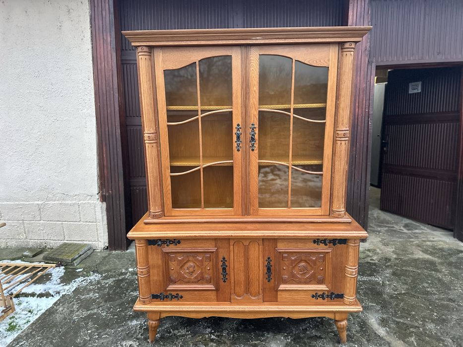 Класическа витрина с шкаф