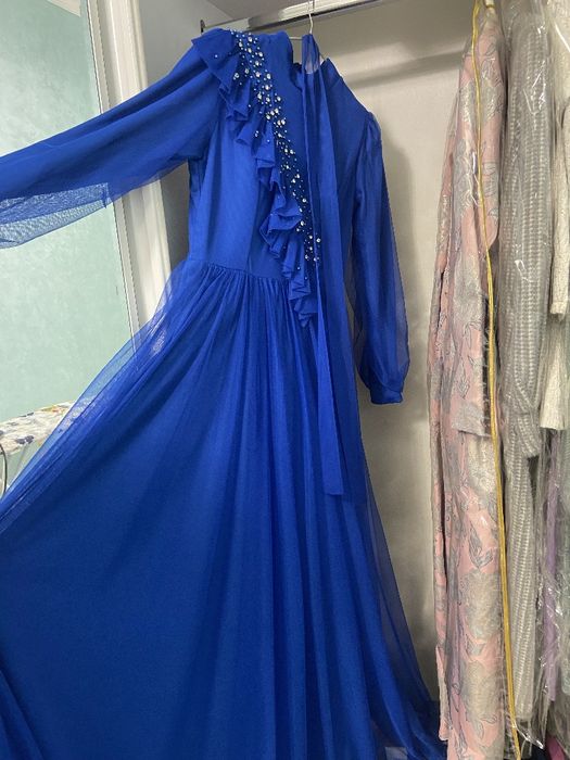 Длинное платье с рукавами