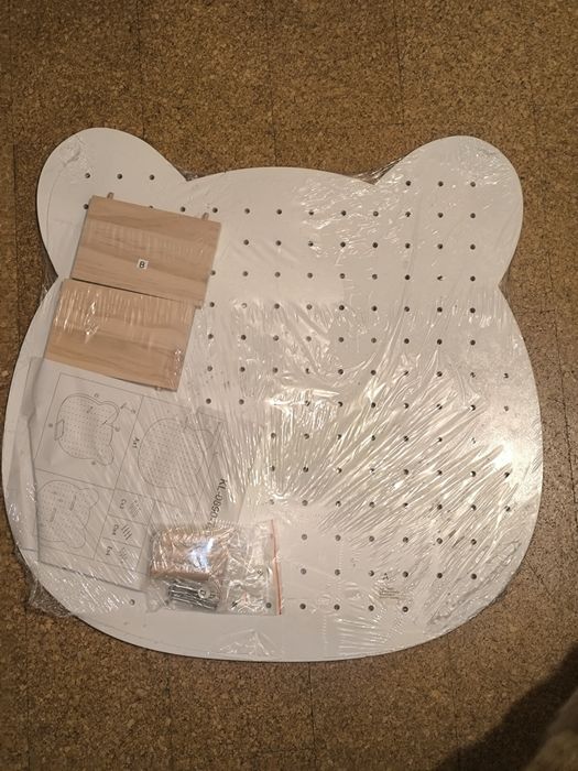 Стенна закачалка/ пано с преместваеми рафтове