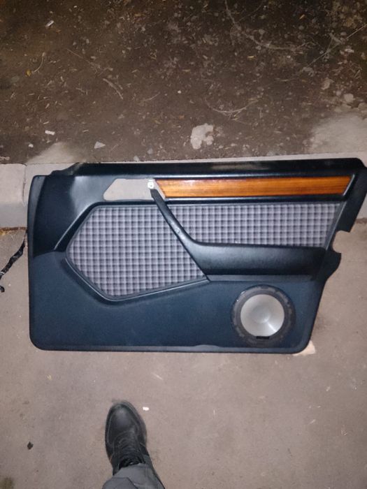 Продам дверные карты на мерс 124