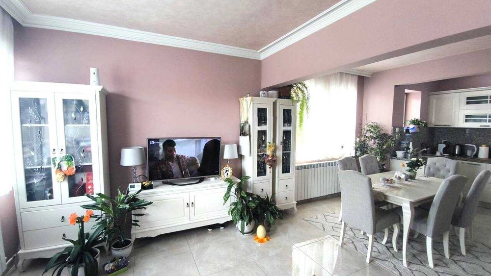 Обзаведен етаж с 3 спални + мансарден двустаен + гараж + двор