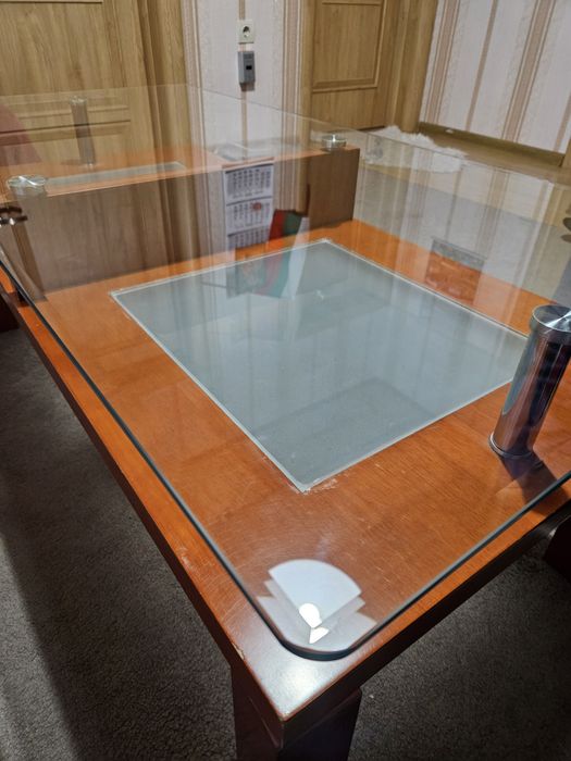 Масивна стъклена холна маса с дървена основа