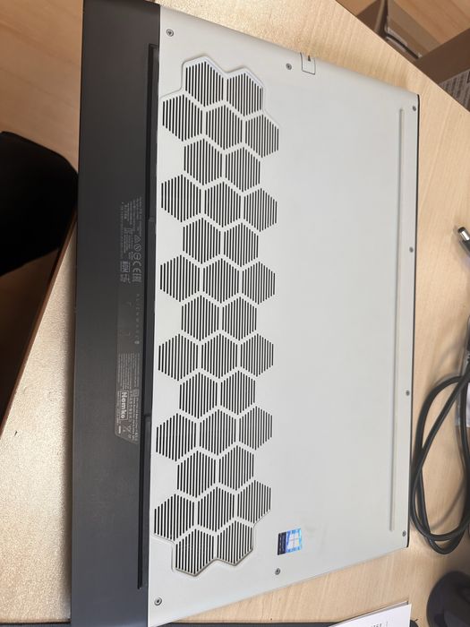 Лаптоп Alienware M17 R2 i9-9980HK 16GB ddr4 rtx 2080 8GB