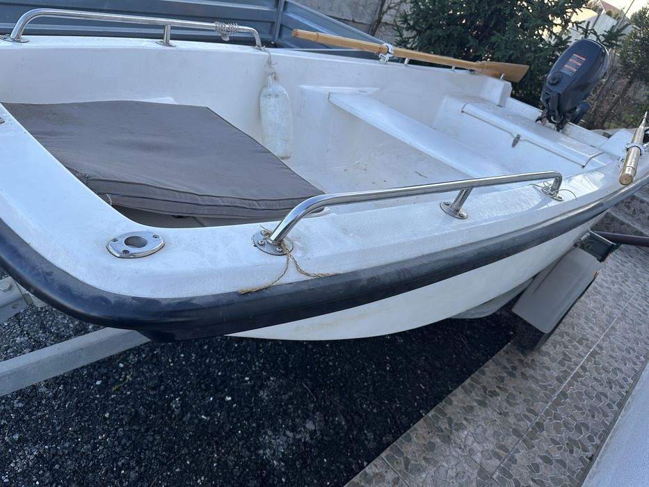 Vand barca cu motor.