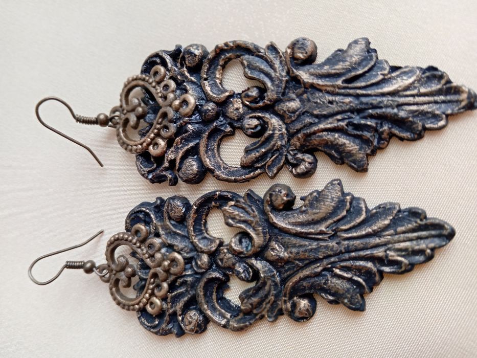 Ръчно декориран комплект бижута гривна и обеци!