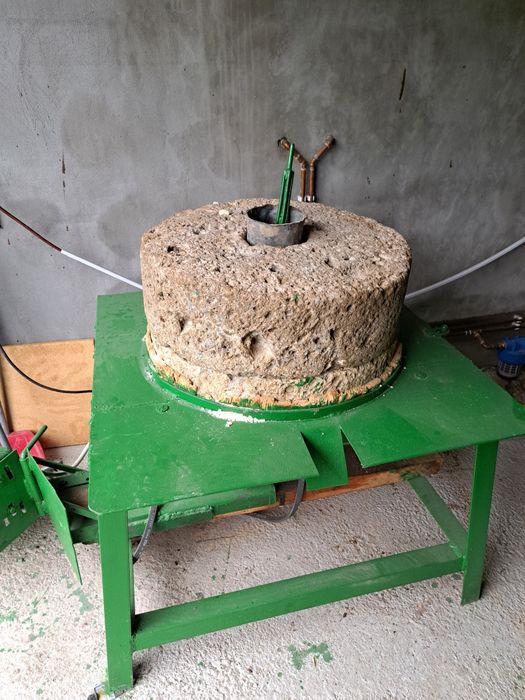 Vând moara cu pietee