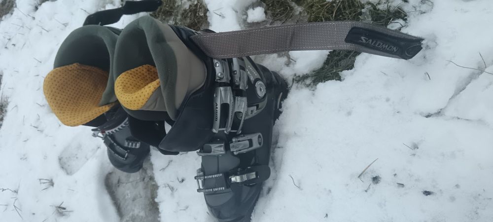 Vând set  skiuri cu clapari