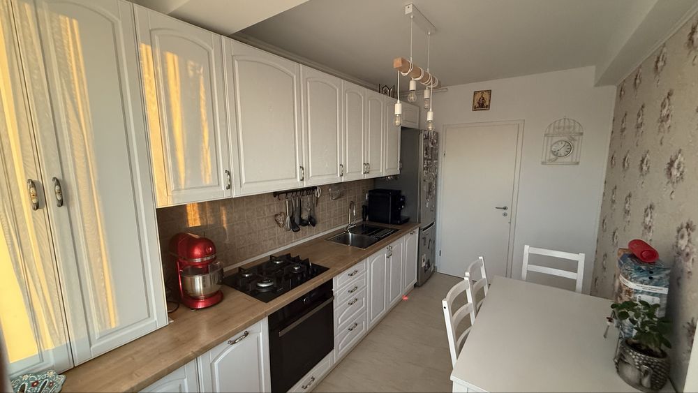 Apartament 3 camere/2 băi decomandat mobilat/utilat, zona Odaile