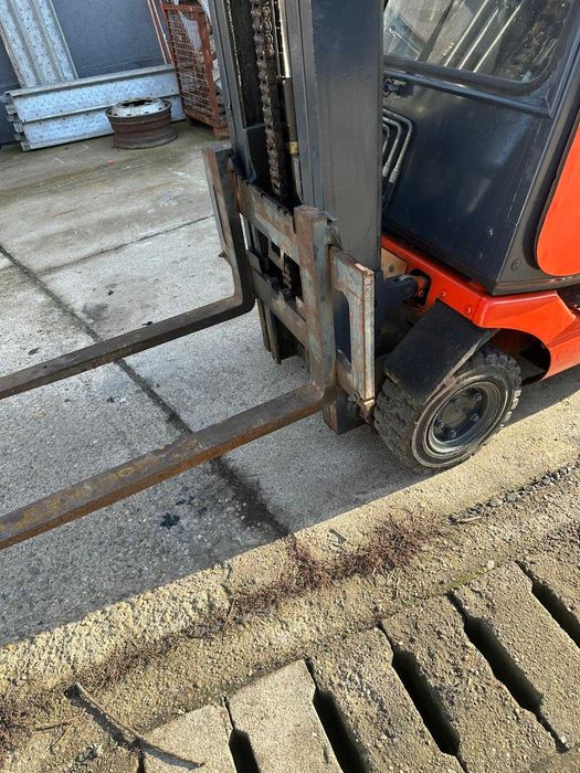 Se vinde STIVUITOR LINDE din 2000