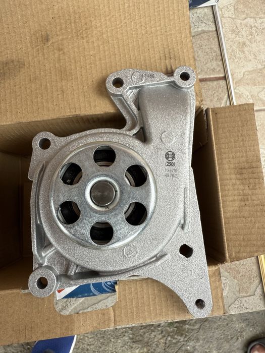 Dacia, Renaut - водна помпа, ангренажен ремък и ролка [BOSCH]