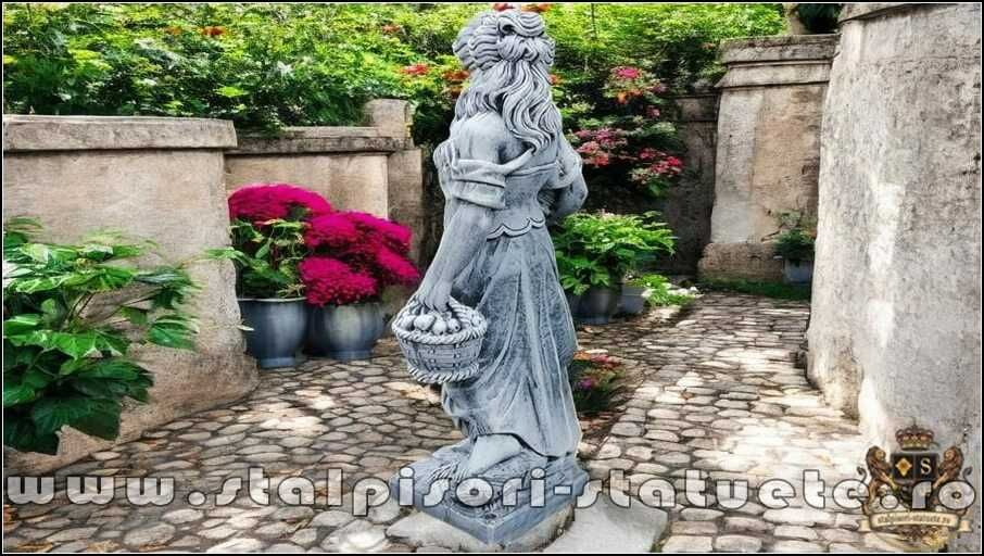 Statuetă fata cu coșulețe, din beton, model S23.