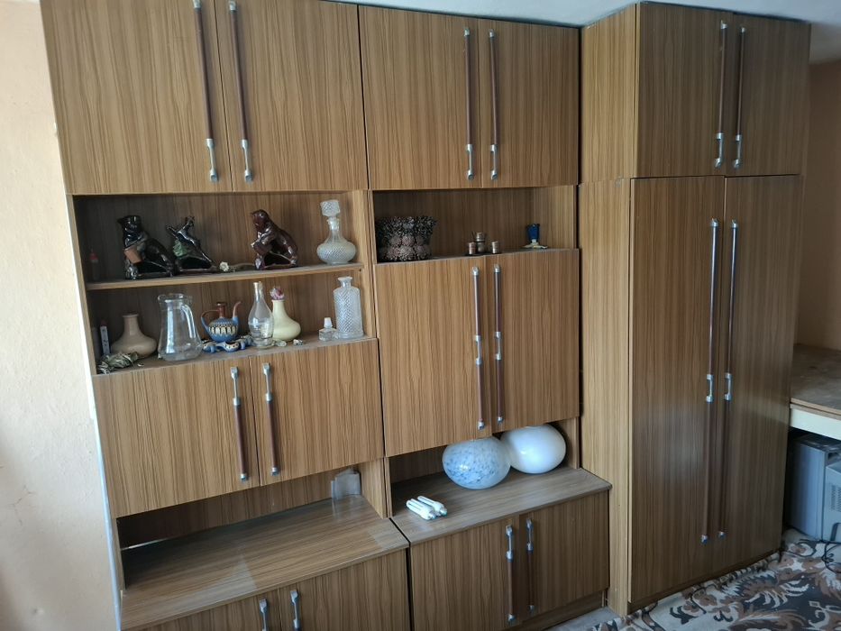 Мебел секция много запазена