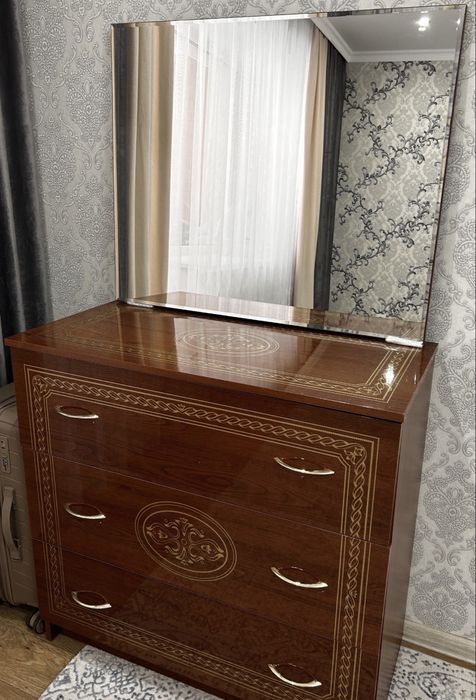 Продам комод с зеркалом