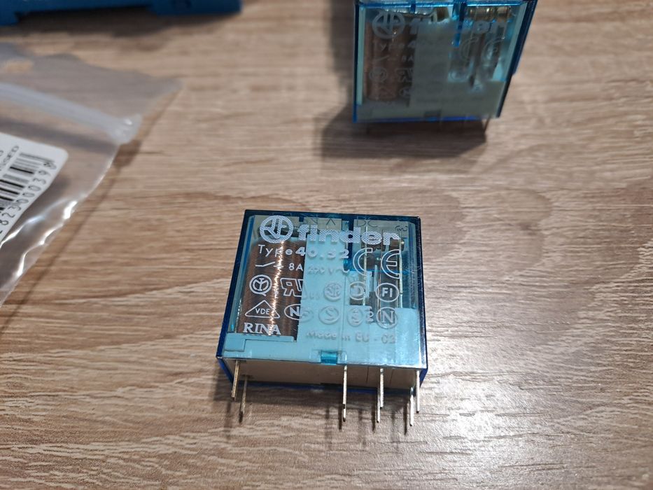 Set 10 bucăți releu Finder la 24VDC cu socluri și accesorii, NOI