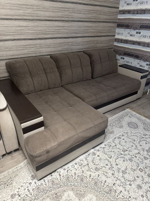 Диван угловой, раскладной с местами для хранения