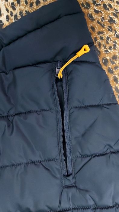 Vestă băieți,  cu glugă detașabilă, în stare foarte buma