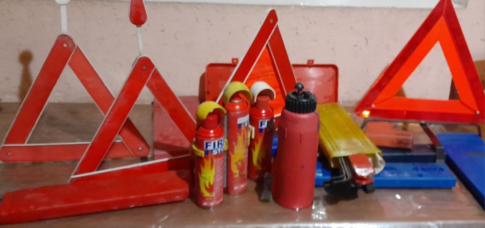 Аварийный знак и огнетушитель