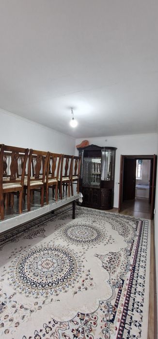 Очень качественный овальный стол и 12 стульев