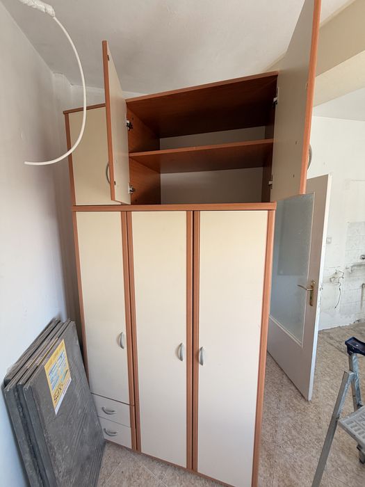 Практичен гардероб с много отделения и шкафчета – 75 €