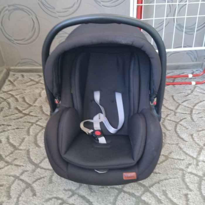 Продавам бебешка количка.