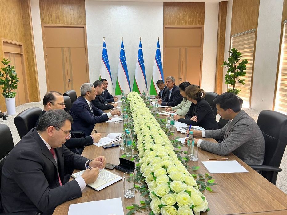 Suniy gullar va daraxtlar.