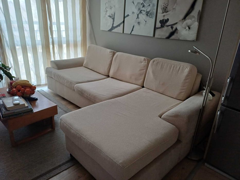 Разтегателен диван с лежанка