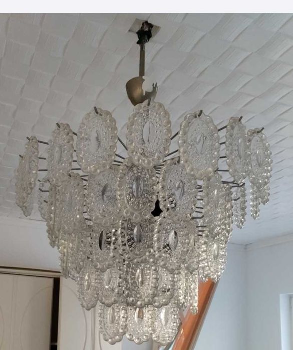 Vând 4 lustre la preț de 1