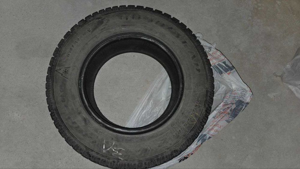 Goodyear UltraGrip 500 275/65 R17, зима шипы, направленные — комплект.