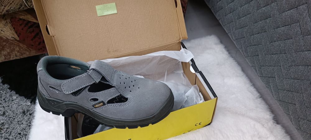 Работни сандали с метално бомбе