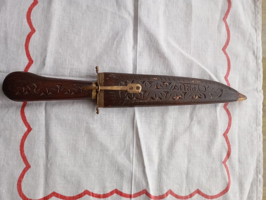 Vând pumnal vechi, teacă din lemn sculptat,lama ascuțită