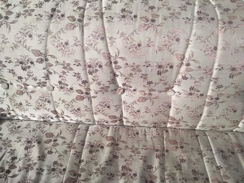 диван раскладывающийся и два кресла