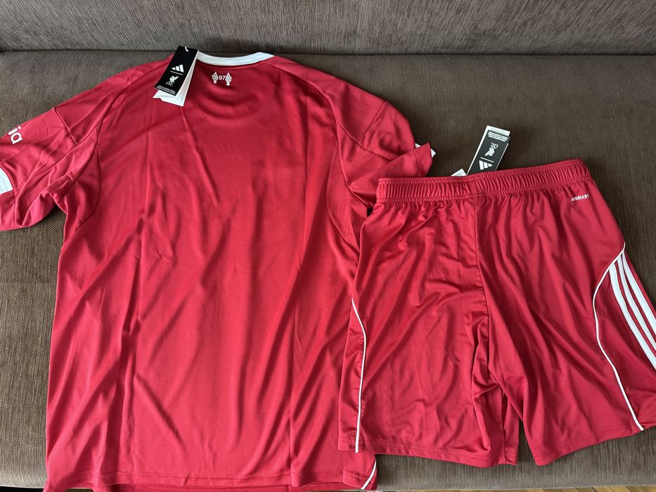 Echipament Adidas Liverpool FC LFC nou original sezon 25/26 mărimea L