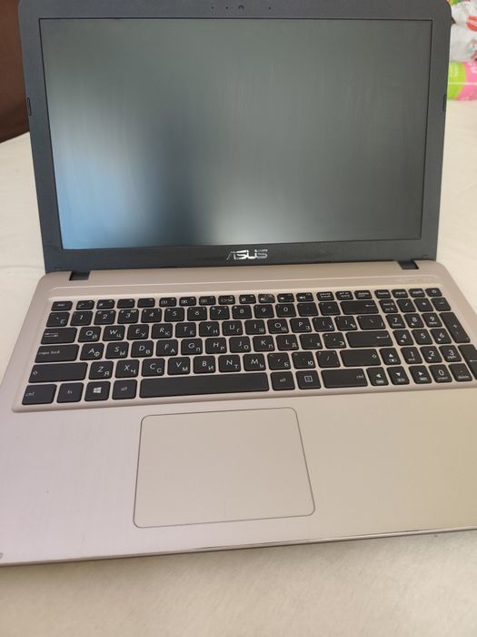 Лаптоп Asus r540y