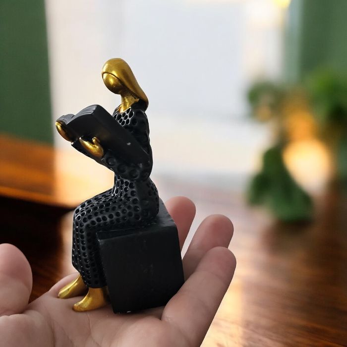 Ormanent femeie citeste